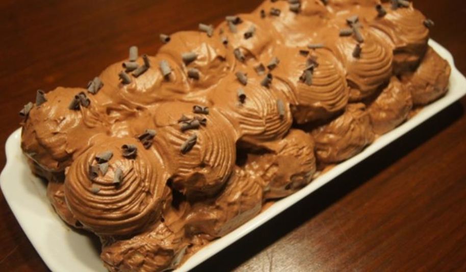 Рецепт новогоднего шоколадного торта-полена из профитролей