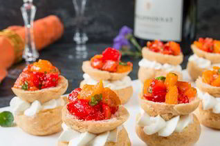 Перевернутые профитроли с сырным кремом и перцем