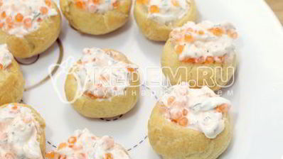 профитроли с икрой и творожной начинкой