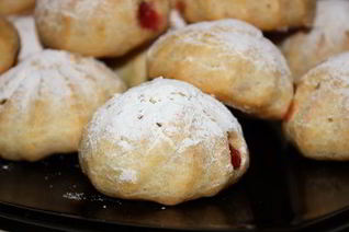 Профитроли с клубничной начинкой