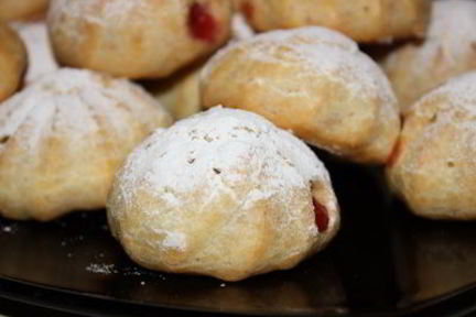 Профитроли с клубничной начинкой