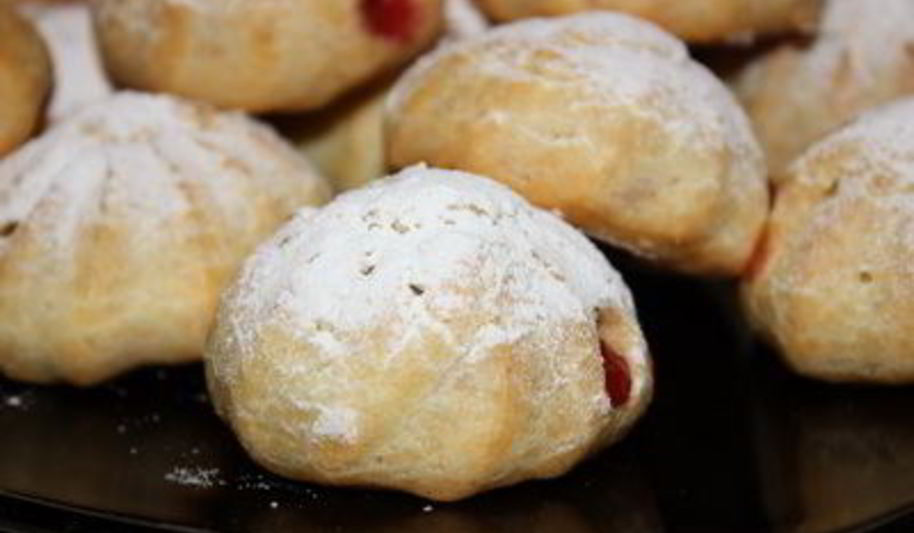 Рецепт профитролей с клубничной начинкой