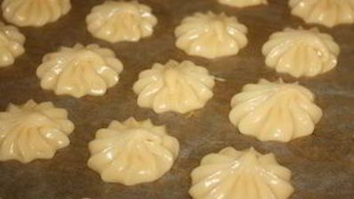 профитроли с клубничной начинкой