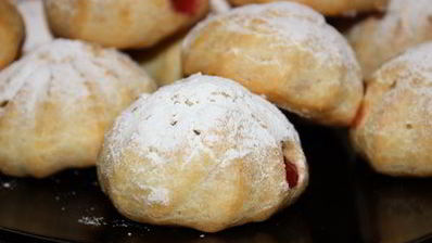 профитроли с клубничной начинкой