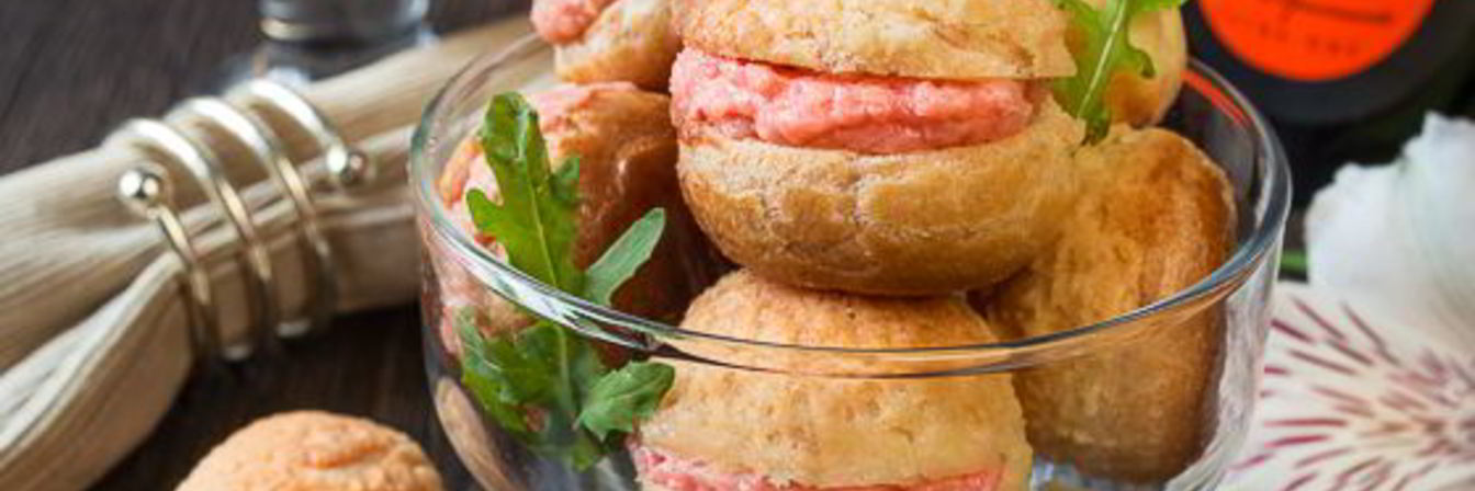 Профитроли с кракелюром и лососевым муссом