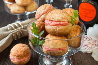 Профитроли с кракелюром и лососевым муссом