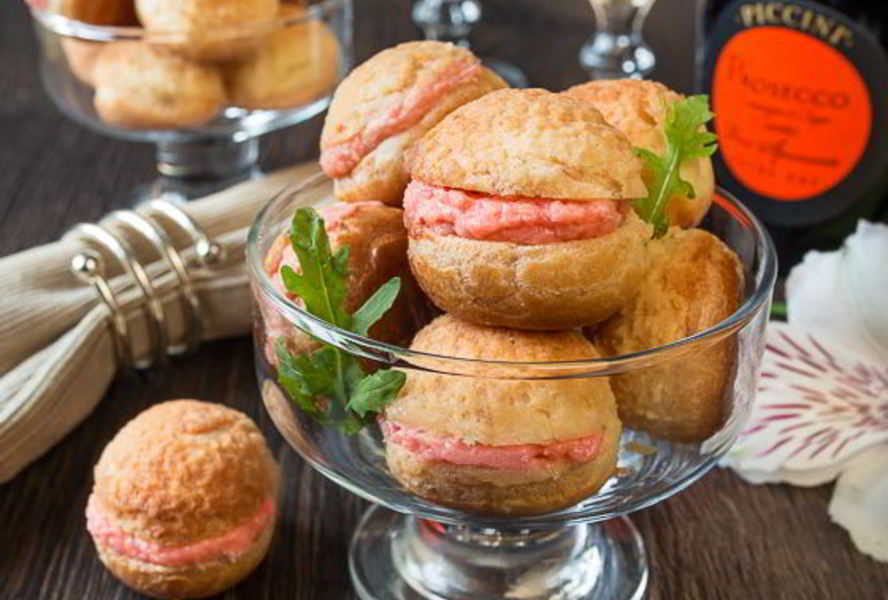 Профитроли с кракелюром и лососевым муссом