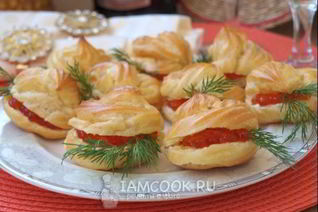 Профитроли с красной икрой