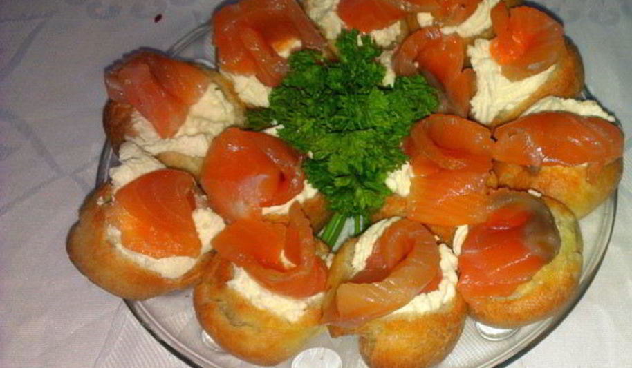 Рецепт профитролей с лососем