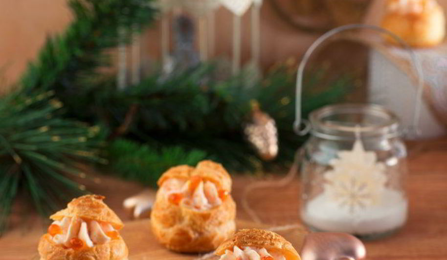 Рецепт профитролей с пармезаном и муссом из форели