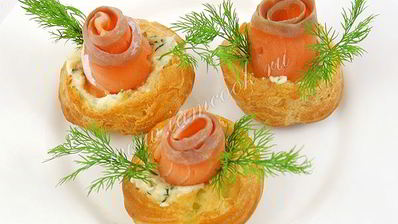 профитроли с сырной начинкой и форелью