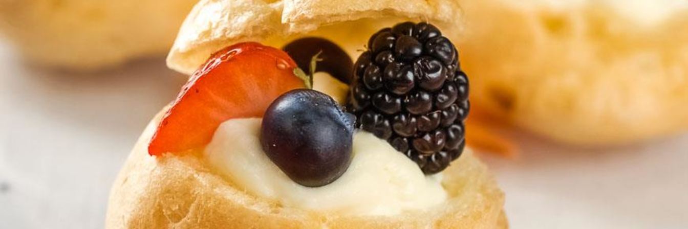 Профитроли с ягодами и кремом