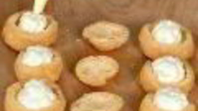 профитроли с ягодами и кремом