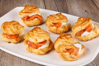 Профитроли со сливочно-лососевым кремом