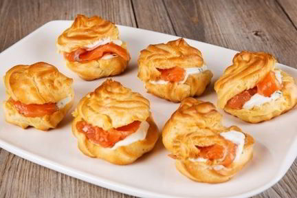 Профитроли со сливочно-лососевым кремом