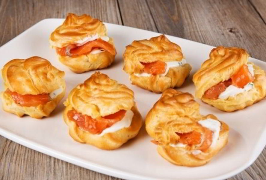 Профитроли со сливочно-лососевым кремом