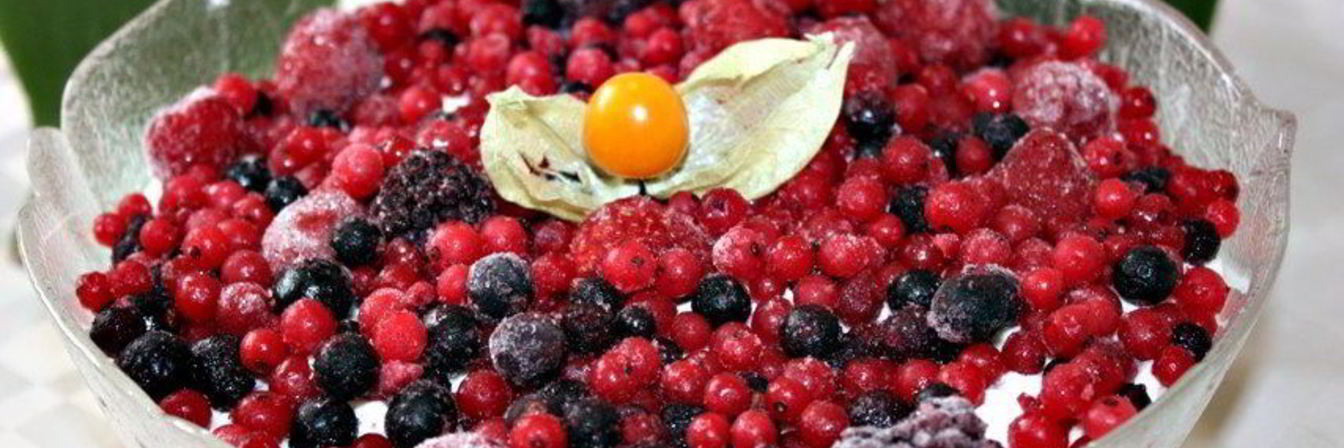 Творожный десерт с ягодами и профитролями