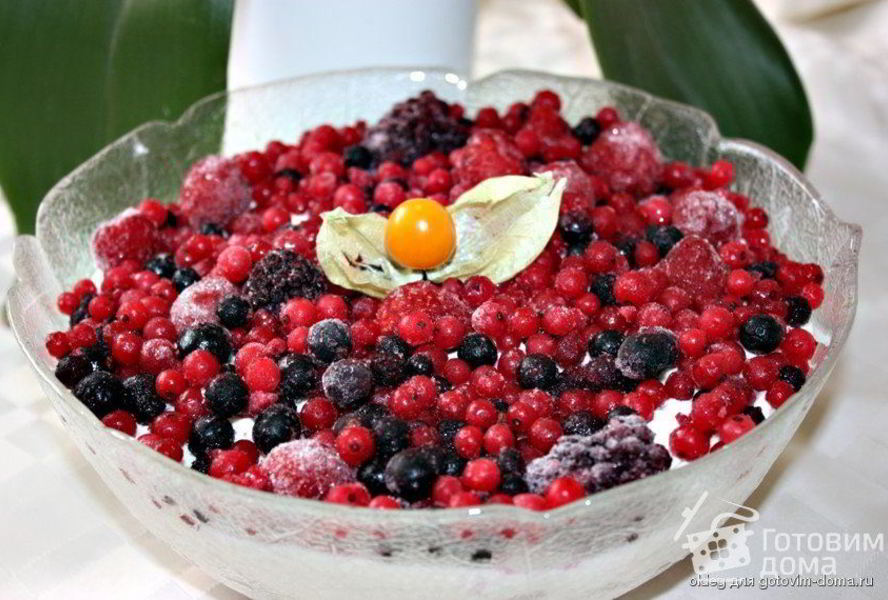 Творожный десерт с ягодами и профитролями