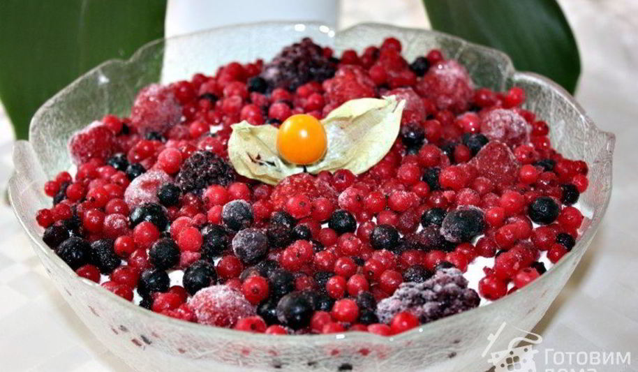 Рецепт творожного десерта с ягодами и профитролями