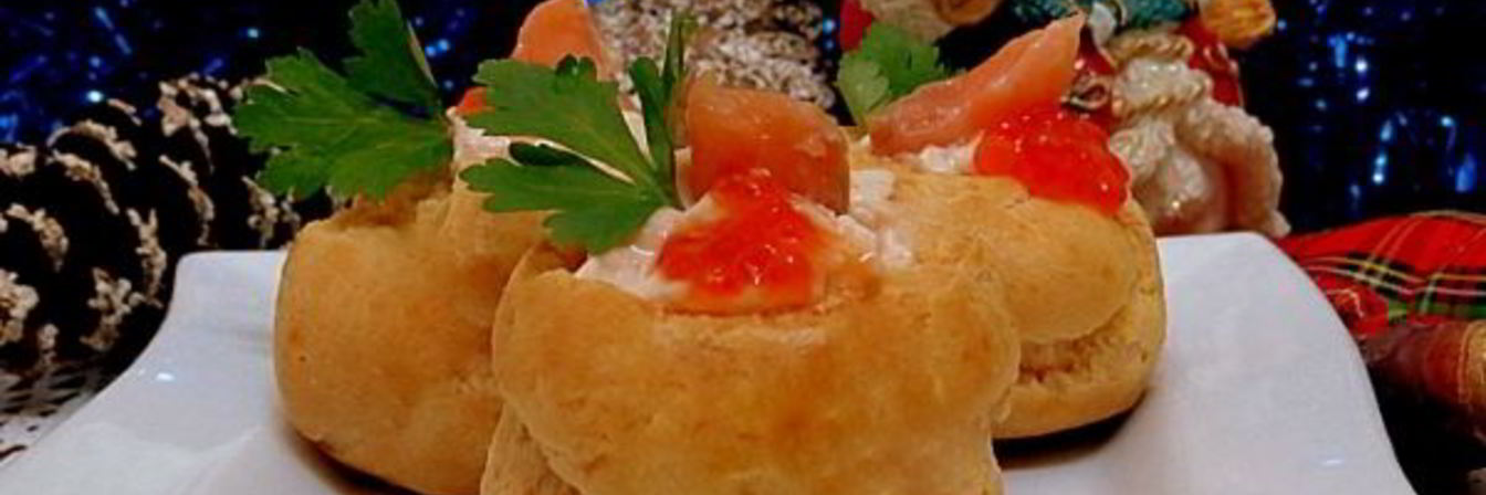 Закусочные профитроли с лососем