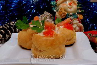 Закусочные профитроли с лососем