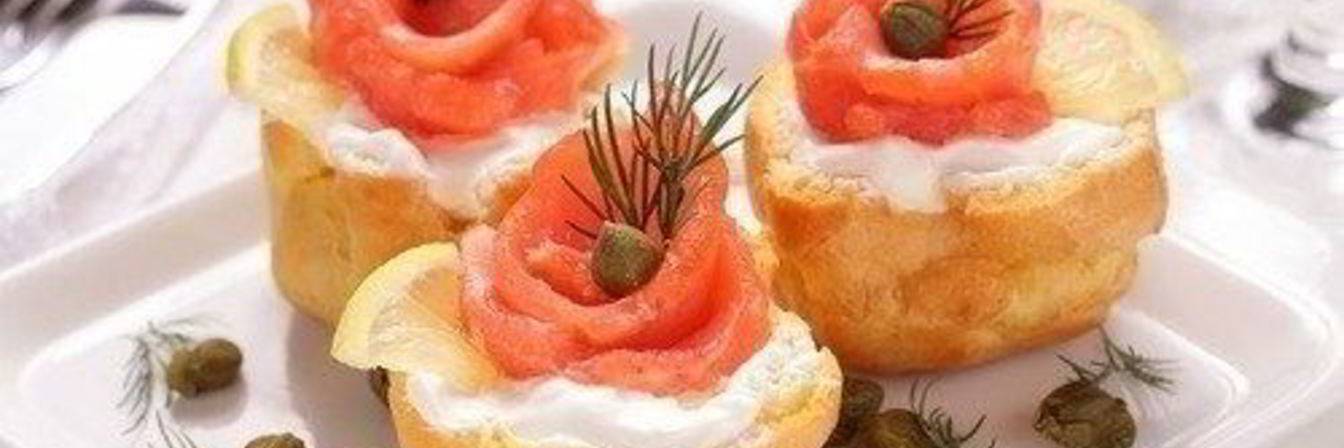 Закусочные профитроли с начинкой из сыра и семги