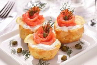 Закусочные профитроли с начинкой из сыра и семги