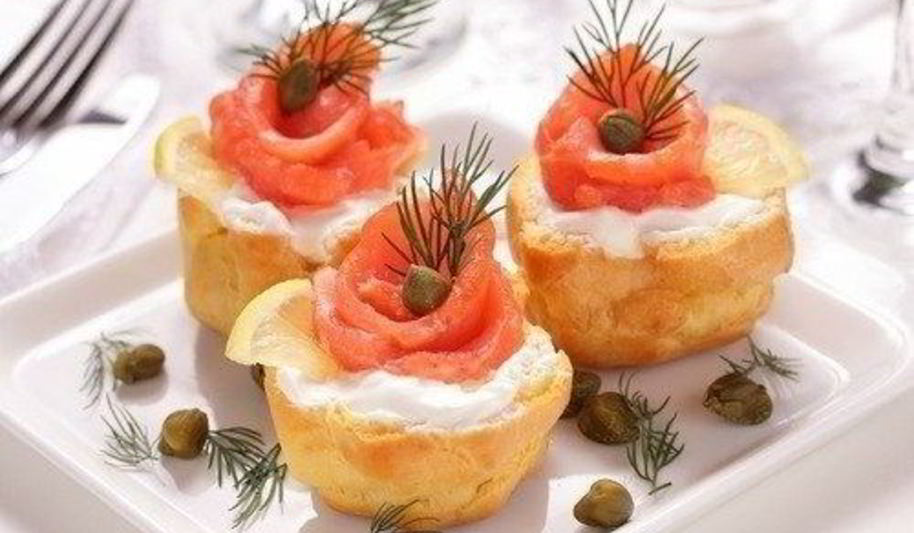 Рецепт закусочных профитролей с начинкой из сыра и семги