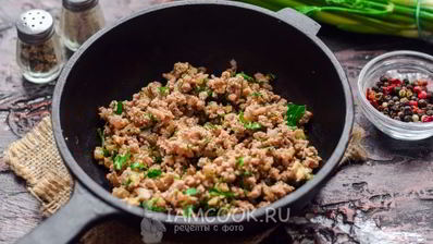 картофельная запеканка с фаршем на сковороде