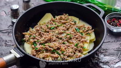 картофельная запеканка с фаршем на сковороде