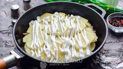 картофельная запеканка с фаршем на сковороде