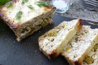 Рыбная запеканка с яйцами и зеленым горошком