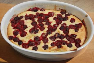 Сливочная запеканка с яблоком и ежевикой