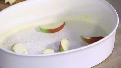 сливочная запеканка с яблоком и ежевикой