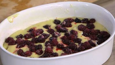 сливочная запеканка с яблоком и ежевикой