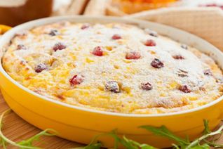 Творожная запеканка с клюквой и изюмом