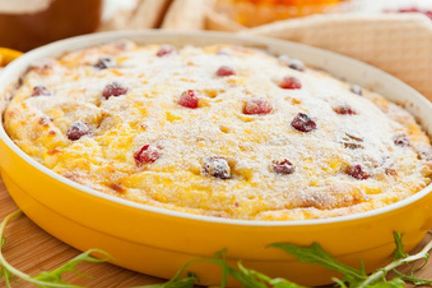 Творожная запеканка с клюквой и изюмом