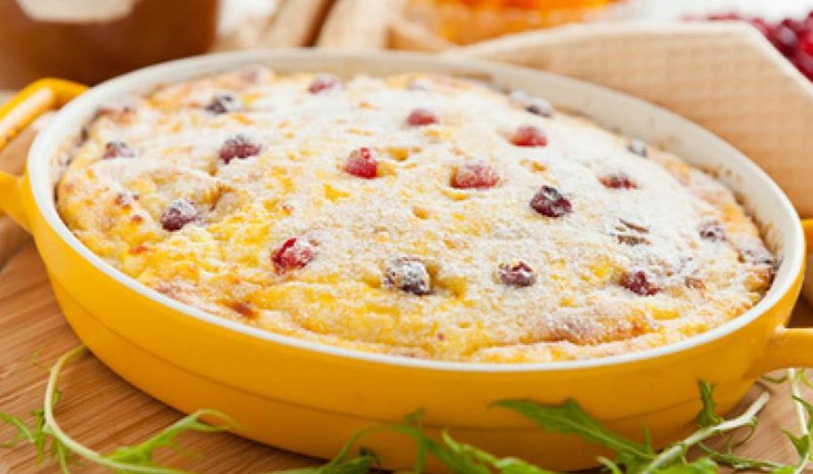 Рецепт творожной запеканки с клюквой и изюмом
