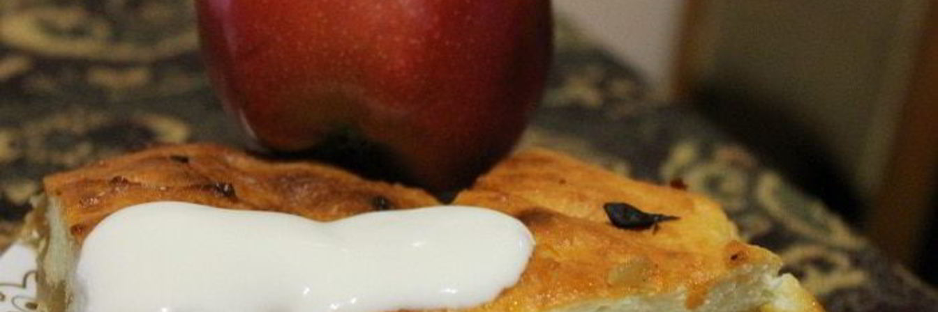 Творожная запеканка с яблоками и корицей