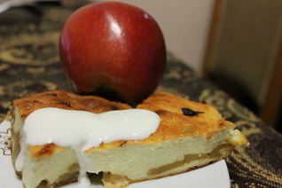 Творожная запеканка с яблоками и корицей