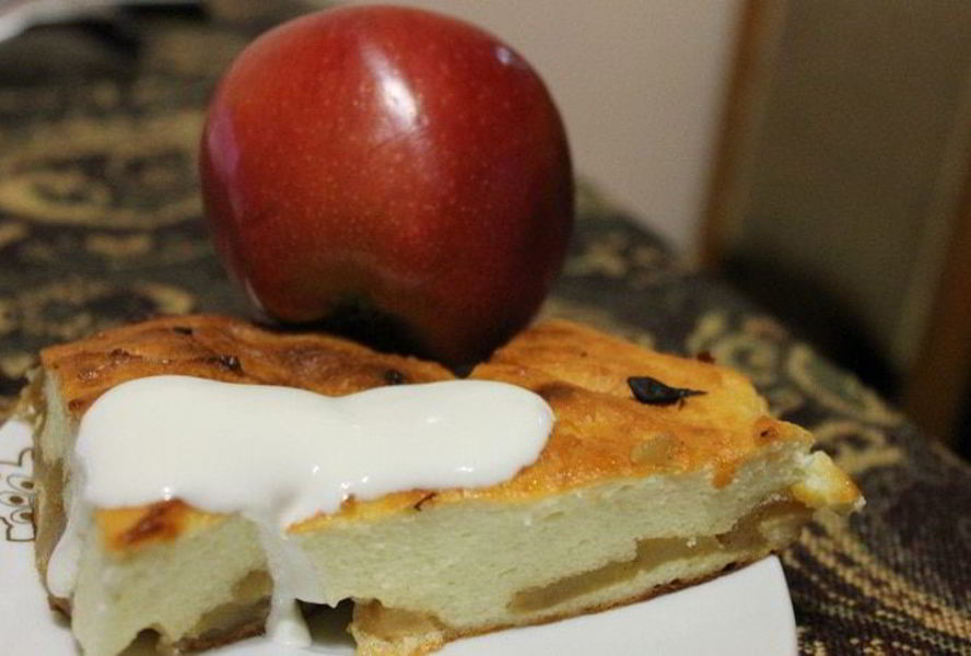 Творожная запеканка с яблоками и корицей