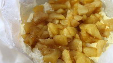 творожная запеканка с яблоками и корицей