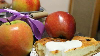 творожная запеканка с яблоками и корицей