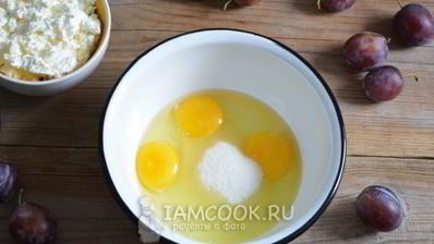 творожная запеканка со сливами