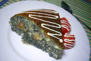 Творожно-манная запеканка с маком и изюмом