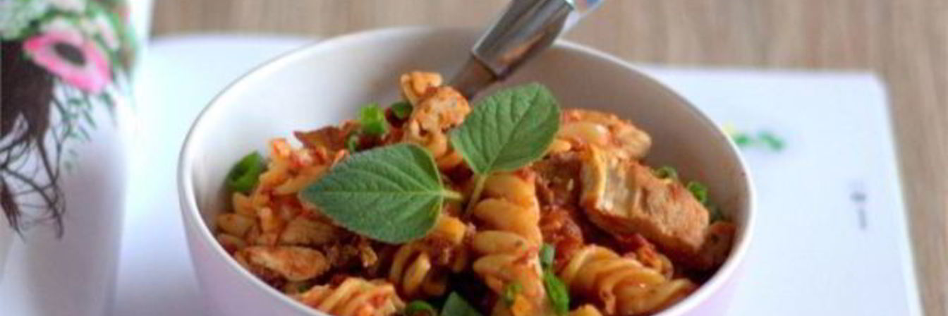 Запеканка из макарон с курицей в томатном соусе