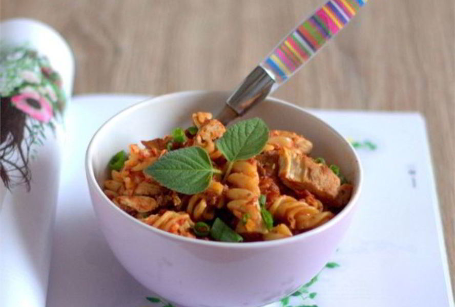 Запеканка из макарон с курицей в томатном соусе