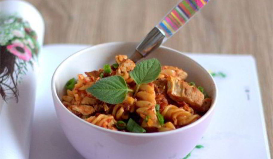 Рецепт запеканки из макарон с курицей в томатном соусе