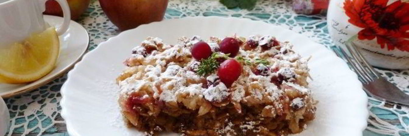 Запеканка из овсяных хлопьев с яблоками и клюквой