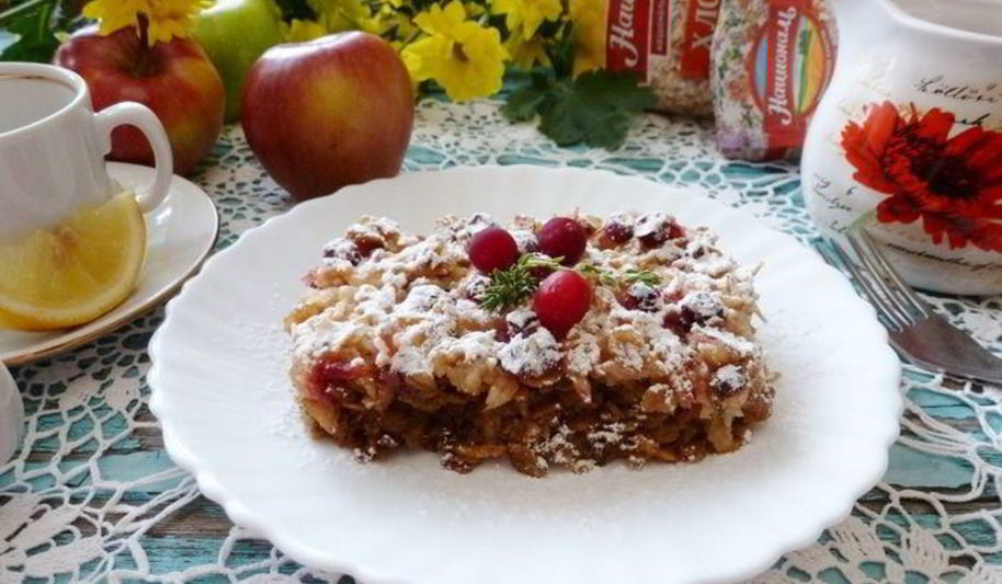 Рецепт запеканки из овсяных хлопьев с яблоками и клюквой